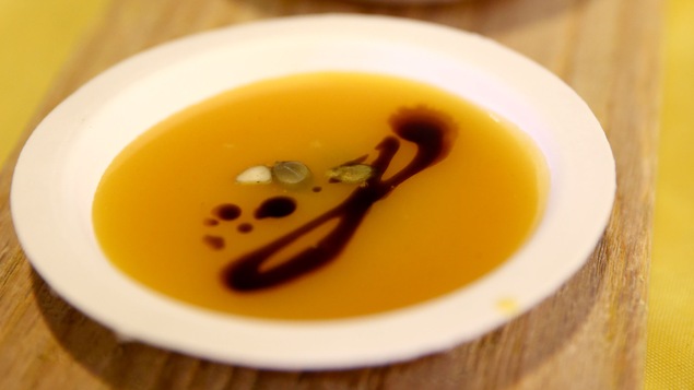Bol contenant du velouté de courge butternut
