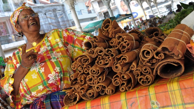 Une femme vend de la cannelle dans un marché de Pointe-à-Pitre, en Guadeloupe.