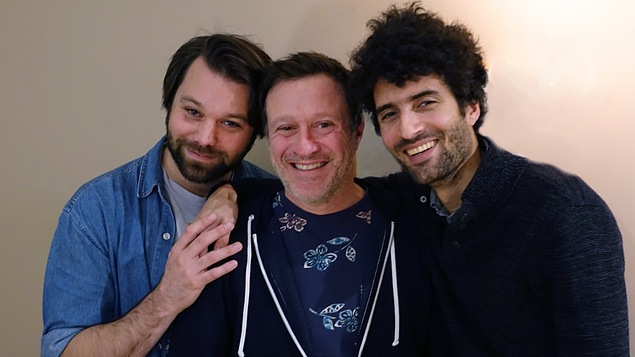 Maxime Gervais, Stéphane Fallu et Alex Fredo sourient après l'enregistrement de l'émission.