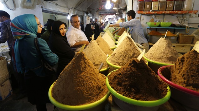 À Sirjan, en Iran, des femmes magasinent des épices dans un marché.