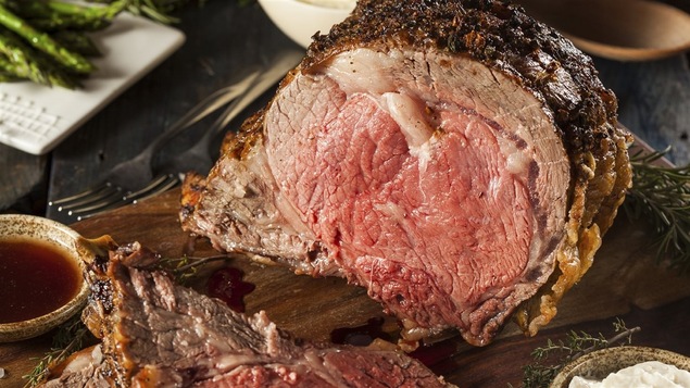 Un morceau de viande servi sur une planche de bois