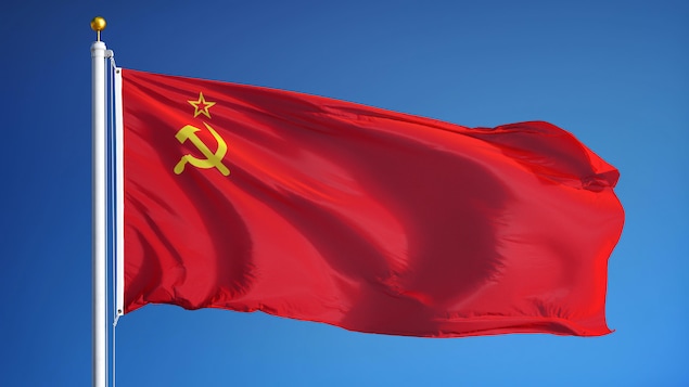 Le drapeau de l'URSS: il est rouge avec les symboles de la faucille et le marteau en jaune.