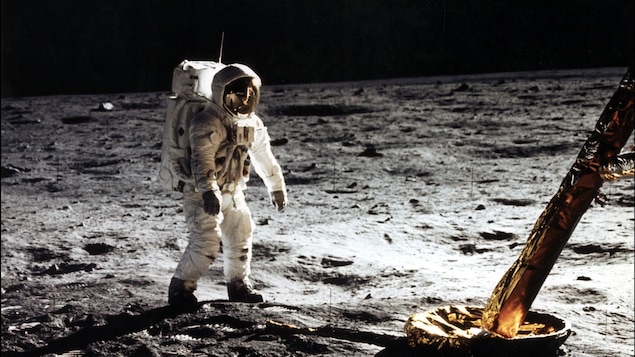 Buzz Aldrin en combinaison d'astronaute sur la Lune.