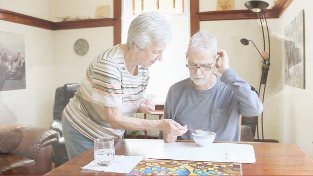 Rita Tétreault aide son conjoint, Michel Émond, à manger à la cuillère