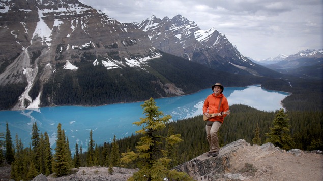Arthur devant le Lac Louise, en Alberta