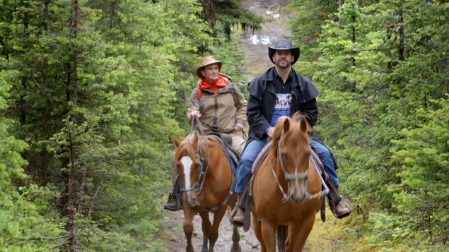 Arthur l’aventurier et Tom le cowboy sur des chevaux en forêt