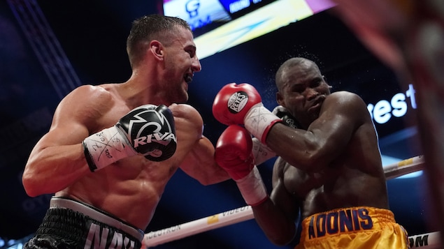 Oleksandr Gvosdyk (à gauche) frappe Adonis Stevenson au cours de leur combat de championnat du monde des mi-lourds du WBC.