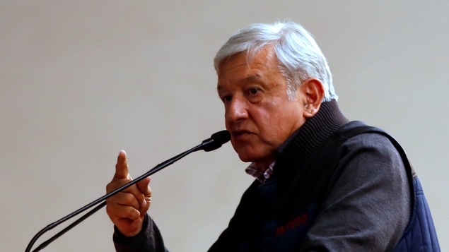 Andres Manuel Lopez Obrador parle dans un micro sur un lutrin lors d’un rassemblement à Mexico.