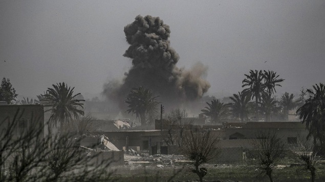 Une colonne de fumée sur la ville de Baghouz.