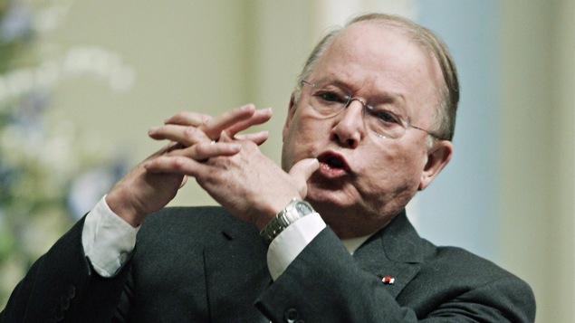 Bernard Landry debout lors de la période de questions à l’Assemblée nationale en 2005.