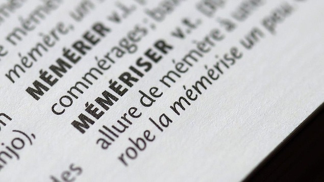 Le mot « mémériser » inscrit dans un dictionnaire.
