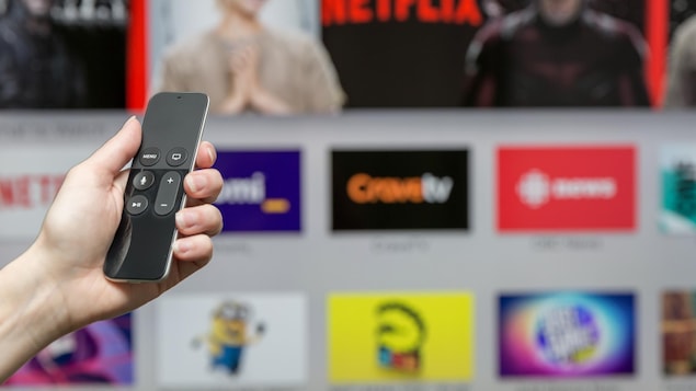 Une personne s'apprête à visionner un contenu sur son téléviseur intelligent.