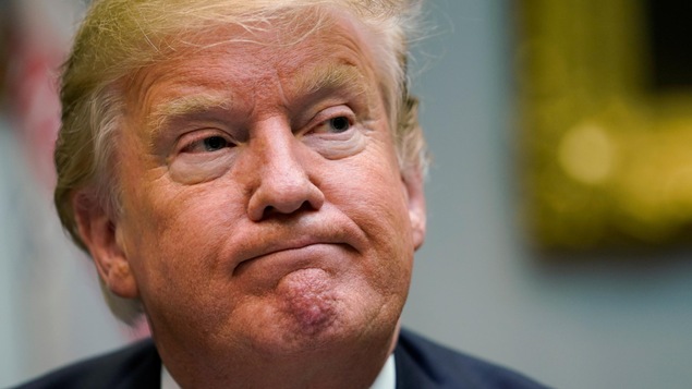 Le président américain fait une moue insatisfaite.