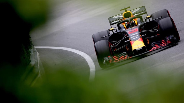 Une voiture de F1 en pleine course.