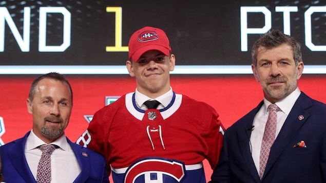 Trevor Timmins, Jesperi Kotkaniemi et Marc Bergevin.
