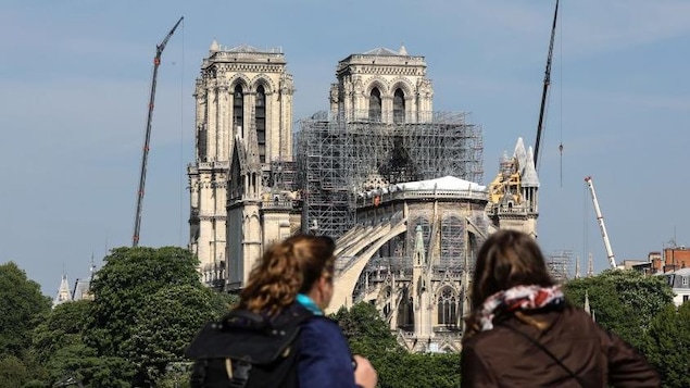 La photo est prise en plein jour, les femmes sont de dos.
