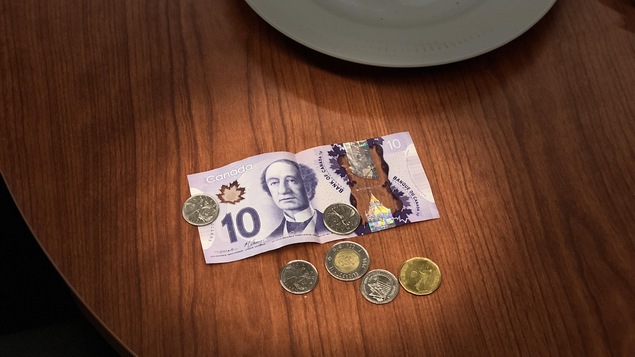 De l'argent sur une table