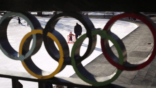 Une enfant apprend à patiner à la Place olympique de Calgary.