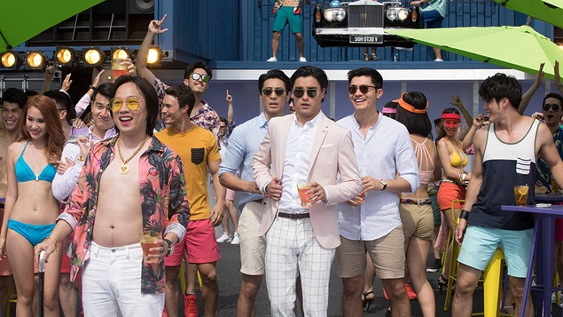 Une scène du film Crazy Rich Asians, montrant une fête où tout le monde semble riche.