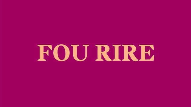 Les mots fou rire écrits sur fond mauve.