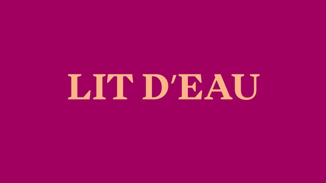 Les mots lit d'eau écrits sur fond mauve.