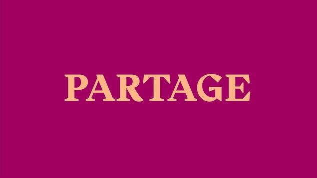 Le mot partage écrit sur fond mauve.