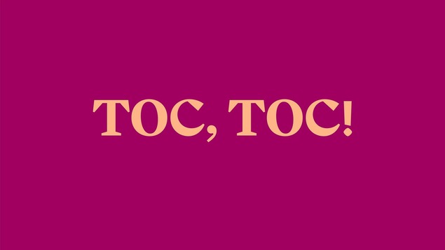 Les mots toc toc écrits sur fond mauve.