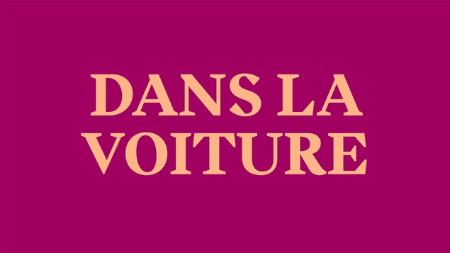 Les mots dans la voiture écrits sur fond mauve.