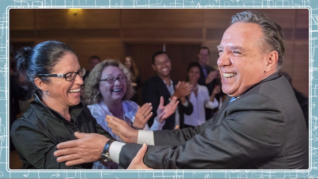 Le premier ministre désigné, François Legault, salue la candidate élue, Sonia Lebel, lors de son premier caucus.