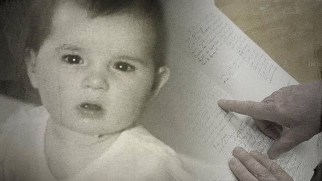 À gauche de l'image, une photo d'un bambin disparu de Pakuashipi. À droite, des mains consultent un cahier de notes.