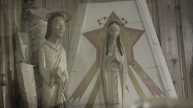 Deux statuettes avec des traits autochtones semblent représenter respectivement Jésus et la Vierge Marie.
