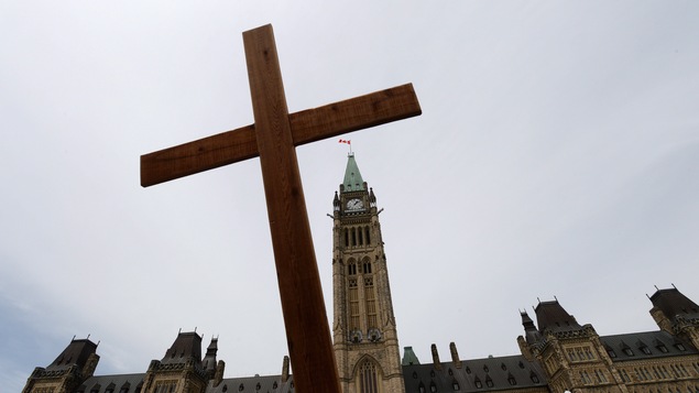Une croix en bois devant le parlement d'Ottawa