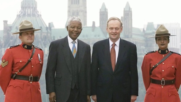 Nelson Mandela avec Jean Chrétien, à Hull, derrière le parlement, de l'autre côté de la rivière des Outaouais, le 19 novembre 2001