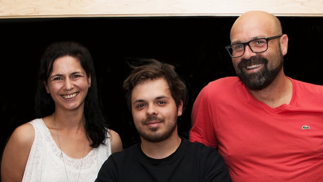 L'animatrice Helen Faradji avec ses invités Jean-Carl Boucher et Ricardo Trogi, dans le studio 22 de Radio-Canada.