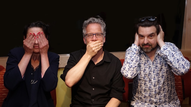 L'animatrice Helen Faradji avec ses invités Marc Cassivi et MC Gilles. Ils font la pose des trois singes de la sagesse: Helen se couvre les yeux, Marc la bouche et MC Gilles les oreilles