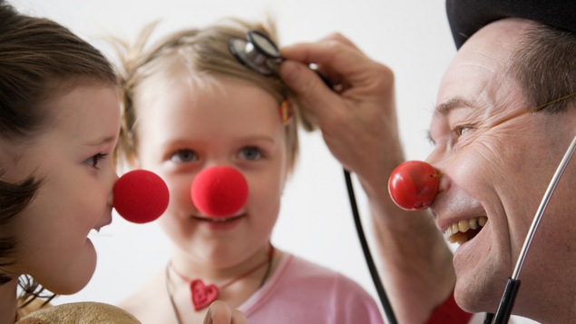 Un clown avec un stéthoscope.