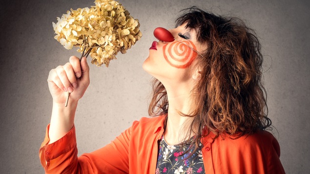 Une femme clown.