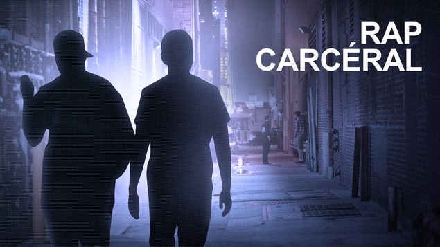 Silhouette de 2 hommes qui marche dans une ruelle urbaine.