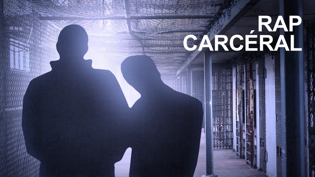 Silhouette de 2 hommes debout dans une prison.
