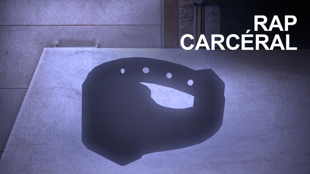 Un bracelet de surveillance électronique posé sur une table.