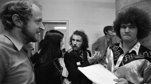 Le parolier Marcel Sabourin et Robert Charlebois en coulisses d’un spectacle en 1970.
