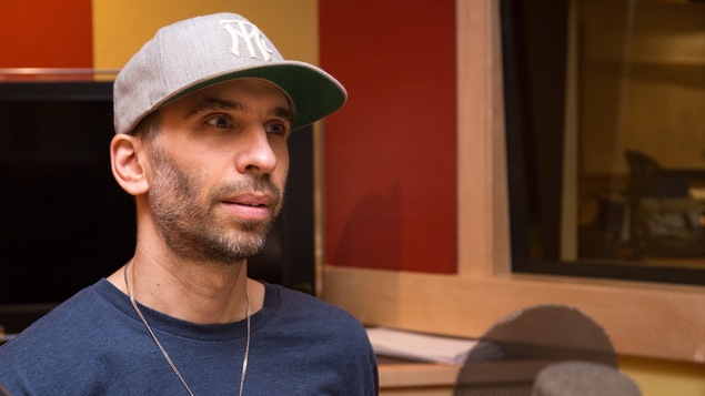 Ghislain Poirier dans le studio de l'émission La sphère.
