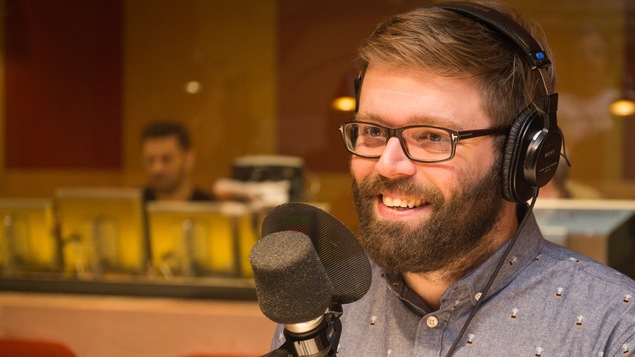 Une photo de Jeff Yates dans le studio de l'émission La sphère.