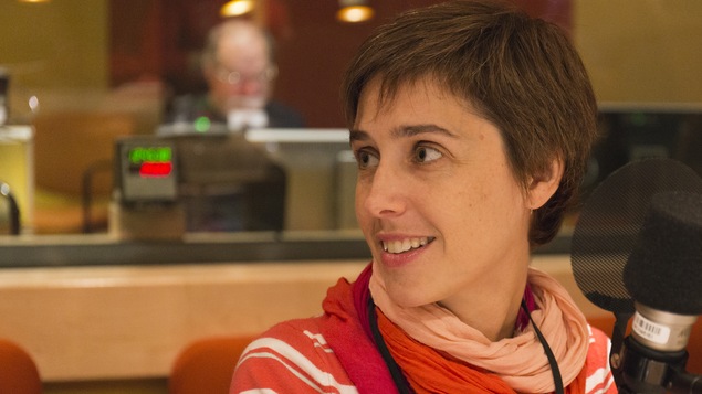 Une photo de Joelle Pineau dans le studio de l'émission La Sphère.