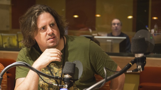 Une photo de Philippe Beaudoin dans le studio de La Sphère.