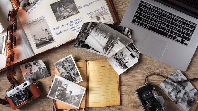 De vieilles photos autour d'un ordinateur