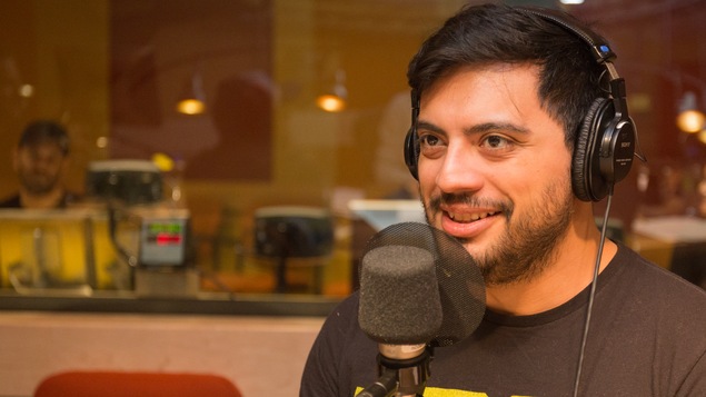 Une photo de Pierre-Luc Racine dans le studio de l'émission La sphère.