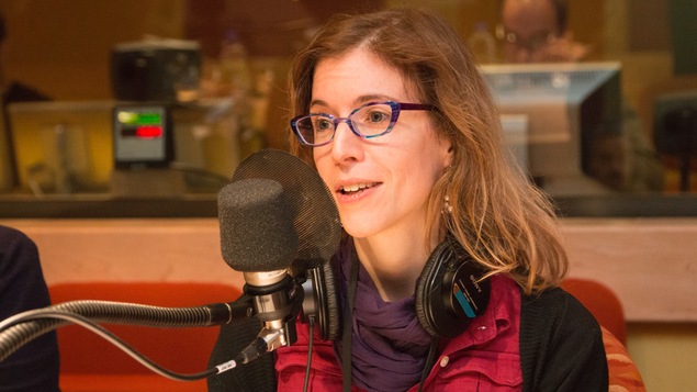 Sandra Breux dans le studio de l'émission La sphère.