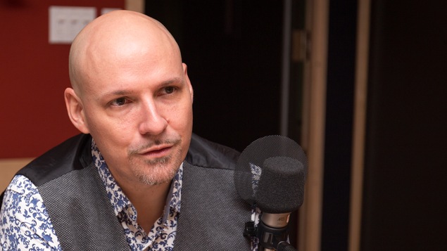 Yann Rousselot-Pailley dans le studio de l'émission La sphère.