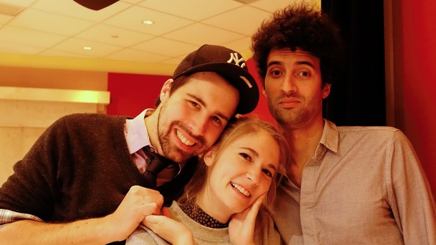 Philippe-Audrey Larrue-St-Jacques, Rosalie Vaillancourt et Alex Fredo sourient après l'enregistrement au studio 25 de Radio-Canada